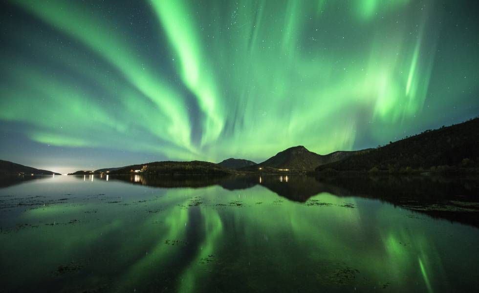 Uma aurora boreal em Sandhornøya (Noruega).