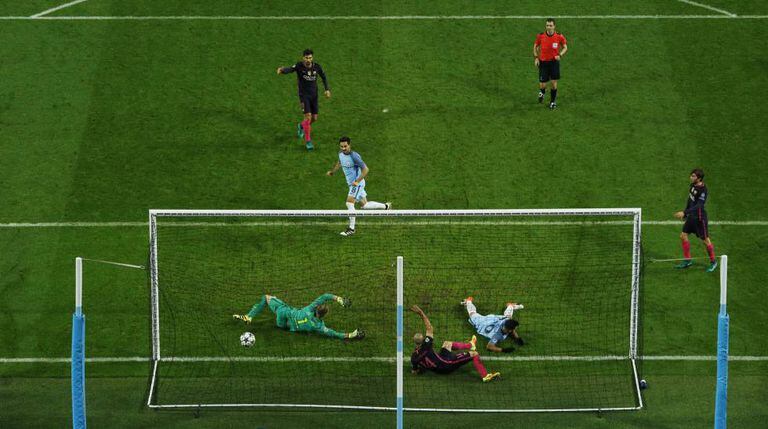 Gundogan marca o terceiro para o City contra o Barcelona.