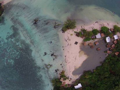 A imagem aérea mostra a ilha de Nuatambu partida em duas pelas águas.