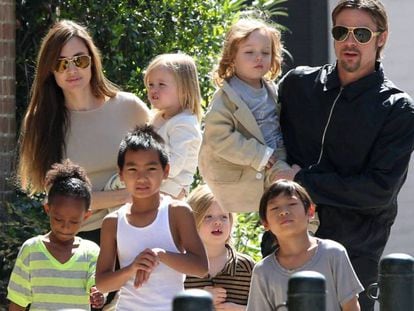 Angelina Jolie e Brad Pitt com os filhos em Nova Orleans, em 2011.