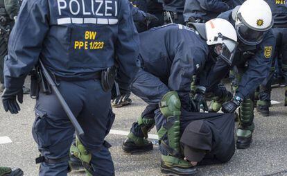 A polícia detém um manifestante durante o protesto contra o AfD, em Stuttgart.
