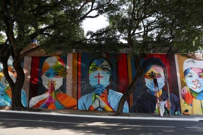 Memorial pelas vítimas da covid-19 feito pelo grafiteiro Eduardo Kobra, em São Paulo.