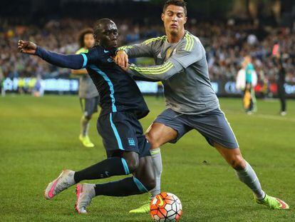 Cristiano Ronaldo e Sagna, durante o jogo.