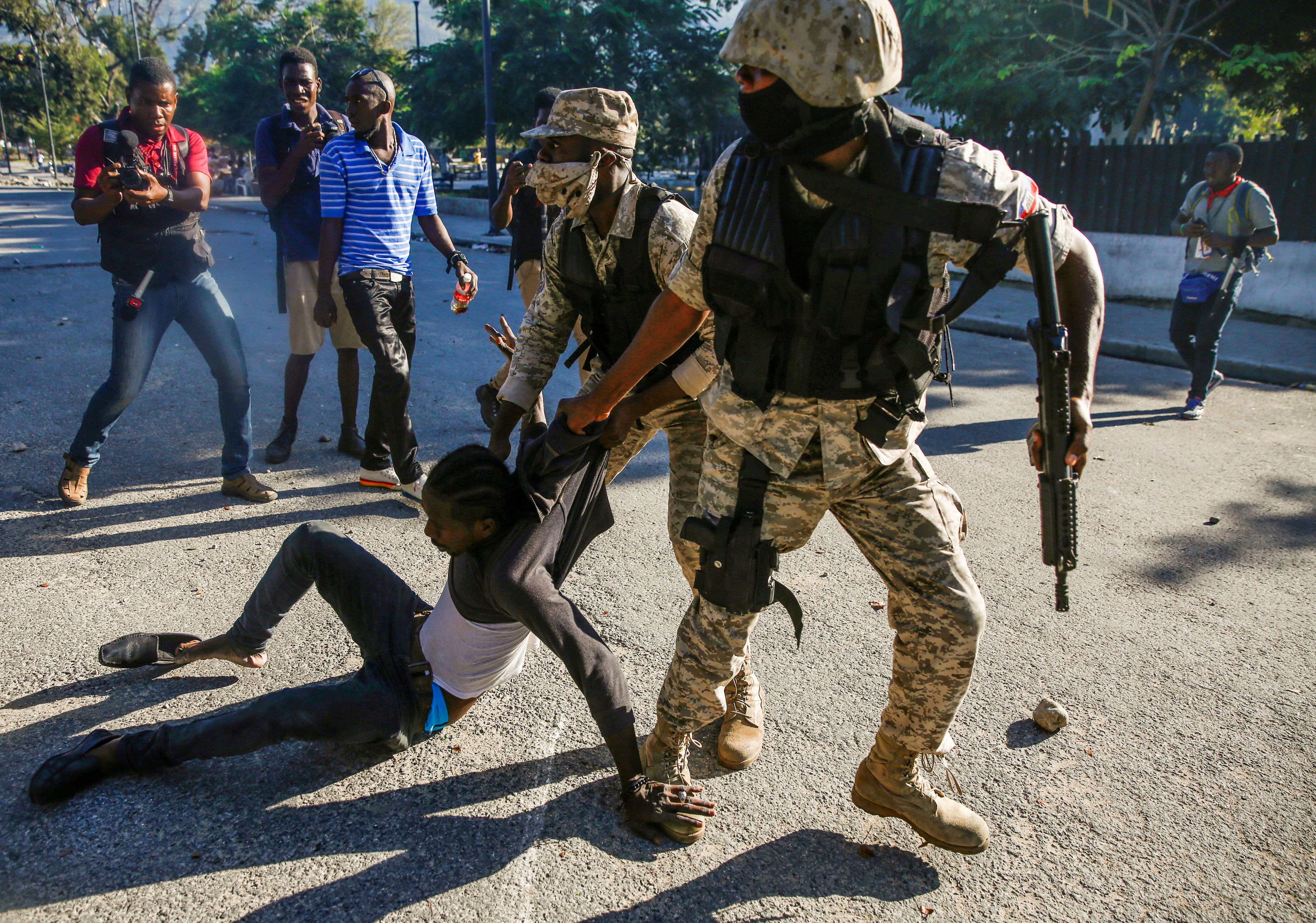 Policiais detêm um manifestante durante os protestos.