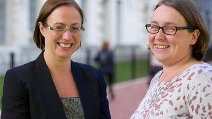 Caroline Pusey (à esq.) e Heather McNaughton, que dividem o comando do departamento pessoal do Ministério de Defesa britânico.