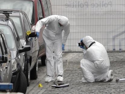 Forenses examinam o lugar do tiroteio de Bruxelas.