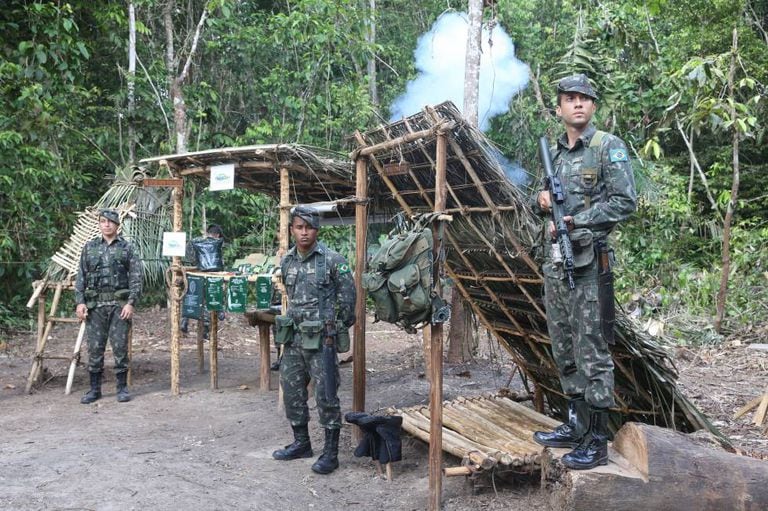 Militares brasileiros durante exercício militar na Amazônia.