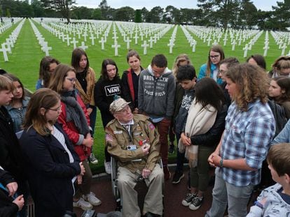 O combatente George Shenkle fala com estudantes franceses, nesta terça-feira no Cemitério Americano da Normandia.