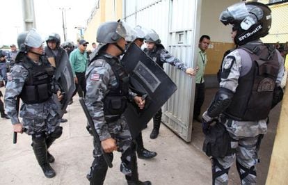 Policiais entram no complexo de Pedrinhas, em S&atilde;o Lu&iacute;s.