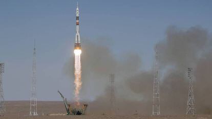 FOTO: O foguete ‘Soyuz’, no momento do lançamento, nesta quinta-feira, no cosmódromo de Baikonur. VÍDEO: A decolagem.