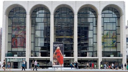 Vista da entrada principal da Metropolitan Opera.