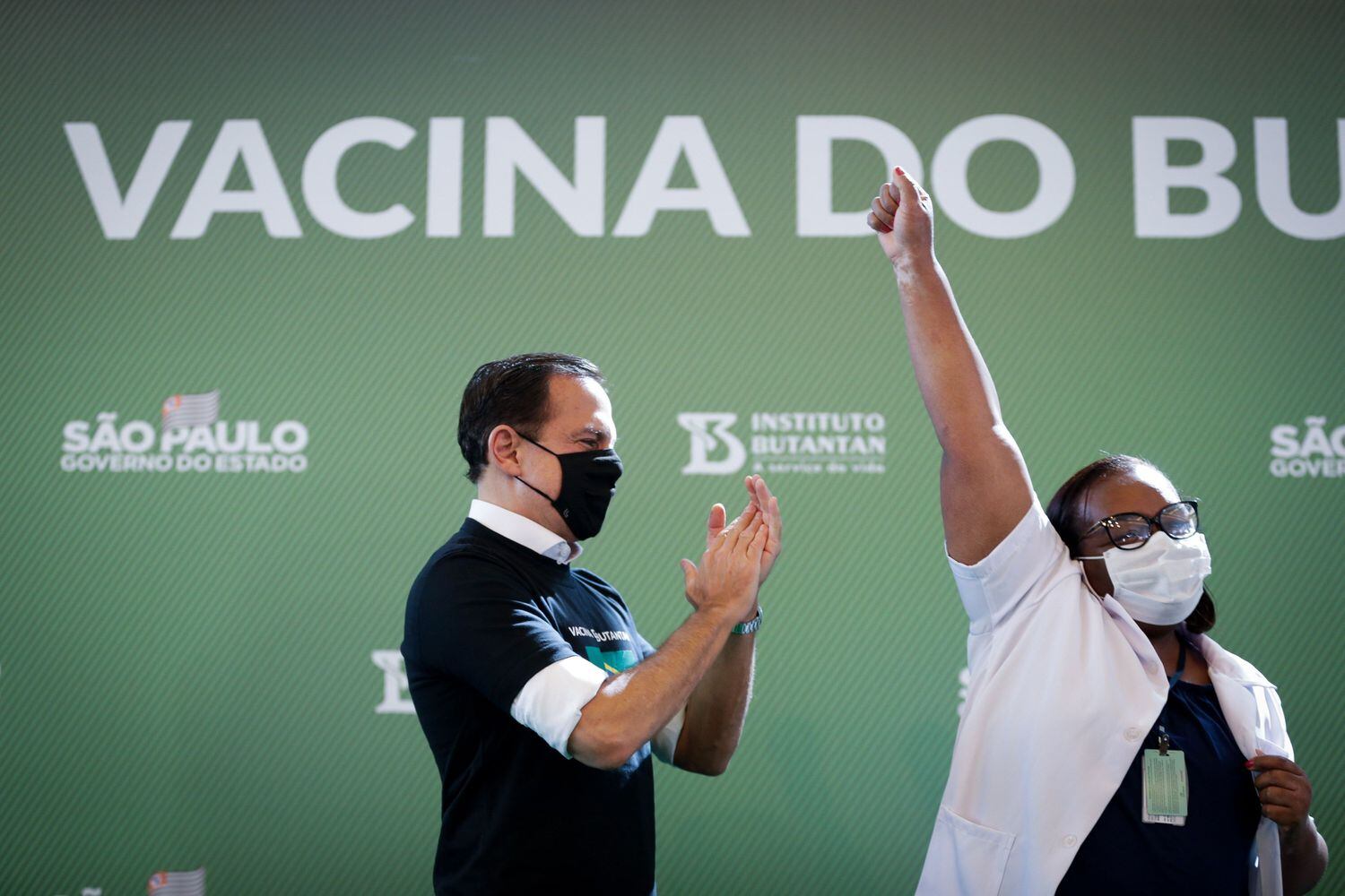 Rival político de Bolsonaro, governador de São Paulo comemora vacinação de enfermeira, a primeira a ser imunizada no Brasil.