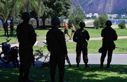 Militares patrulham o aterro do Flamengo, no Rio de Janeiro, no último sábado, um dia após a intervenção federal no Estado.
