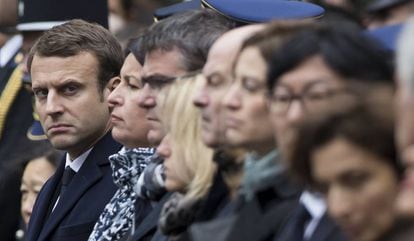 Emmanuel Macron nesta terça-feira na homenagem ao policial morto nos Champs-Élysées