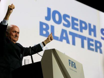 Joseph S. Blatter celebra vit&oacute;ria. 