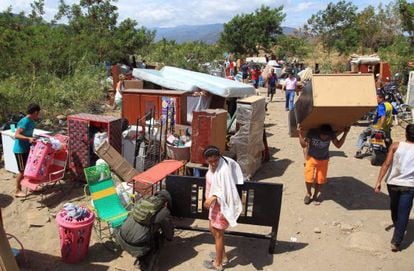 Centenas de venezuelanos atravessam a fronteira de Táchira a Cúcuta.