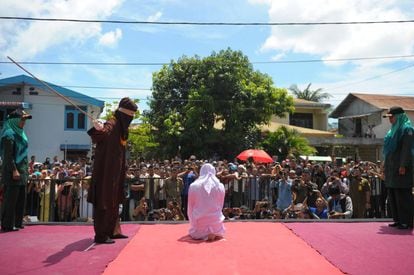 Uma mulher é açoitada diante de uma multidão em Banda Aceh (Indonésia) por infringir a lei islâmica.
