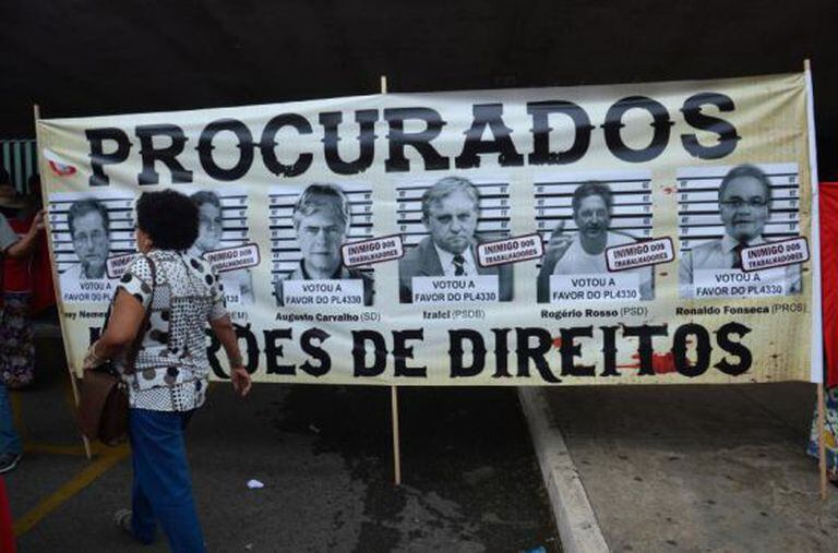Manifestação na entrada do anexo 2 da Câmara dos Deputados contra o Projeto de que regulamenta o sistema de terceirização.
