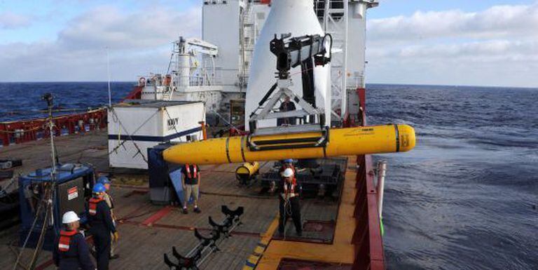 A tripulação do navio australiano 'Ocean Shield' manipula o submarino autônomo Bluefin-21 durante a busca do MH370.