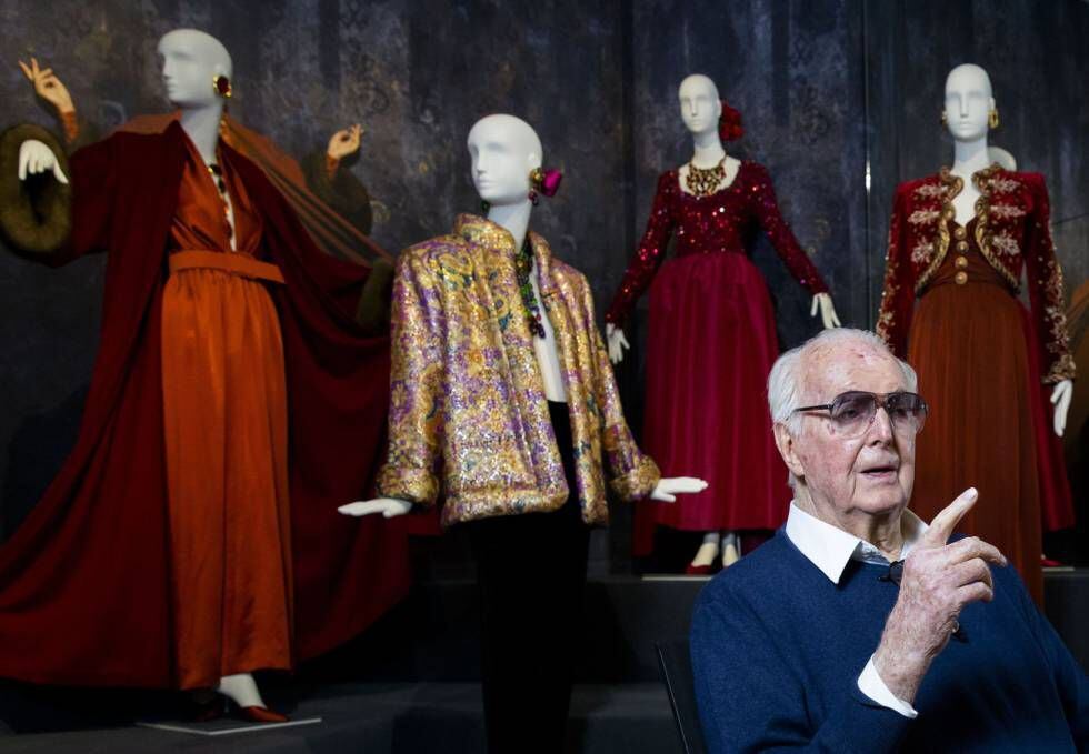 Givenchy posa em frente a alguma de suas obras em uma exposição em sua homenagem em 2016.