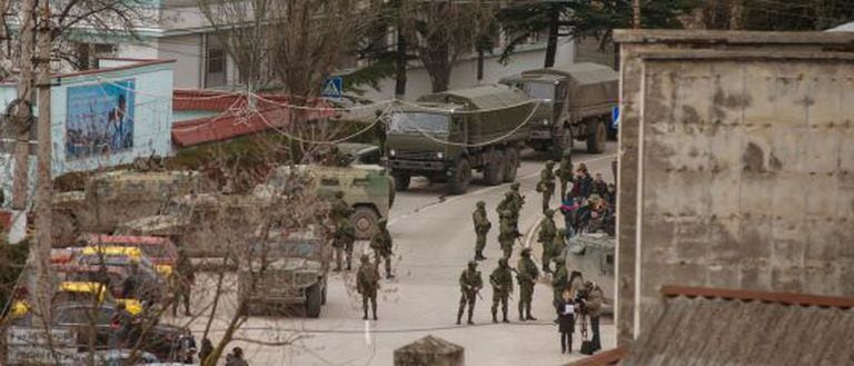 Tropas uniformizadas e sem identificação montam guarda em Balaklava, nos arredores de Sebastopol, na Ucrânia
