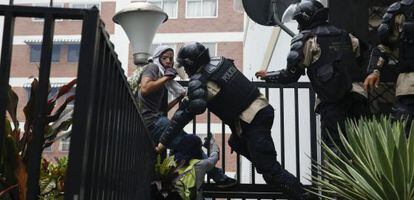 Agentes da polícia nacional prendem manifestantes durante a ofensiva contra os estudantes na quinta-feira.