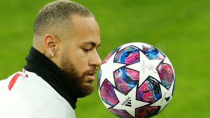 O atacante Neymar treina pelo PSG. Depois de ficar ausente por quatro jogos, ele voltou a ser relacionado para a partida na Champions.