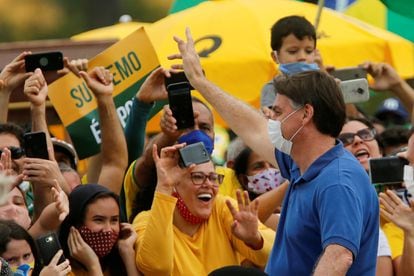 Bolsonaro cumprimenta apoiadores que protestam em Brasília contra o Congresso e o STF, em 17 de maio.