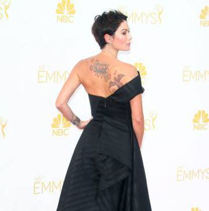Lena Headey (Cersei Lannister) exibe uma de suas várias tatuagens, que tem de esconder na série.