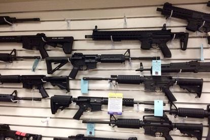 Rifles de estilo militar pendurados em uma parede da loja na qual o assassino de Orlando comprou suas armas