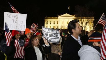 Apoiadores do presidente Obama em frente à Casa Branca.