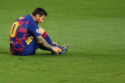 O argentino Lionel Messi ajusta a chuteira no jogo do Barça contra o Napoli pela Champions em agosto.