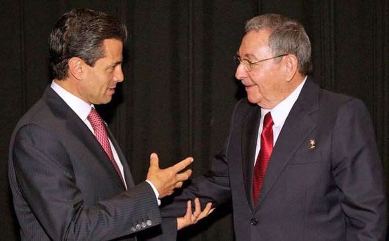 Peña Nieto e Raúl Castro, em janeiro de 2013 no Chile.