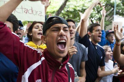 Jovens venezuelanos protestam em frente à Comissão Nacional de Telecomunicações.