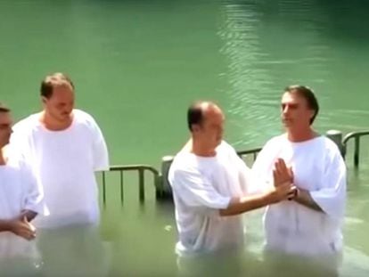 Bolsonaro é batizado no rio Jordão, em Israel, em maio de 2016