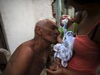 Um bisavô beija seu bisneto, nascido com microcefalia devido ao vírus do zika, em Recife (Brasil), em 9 de fevereiro de 2016.