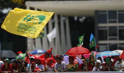 Militantes aguardam Dilma na Esplanada dos Minist&eacute;rios.