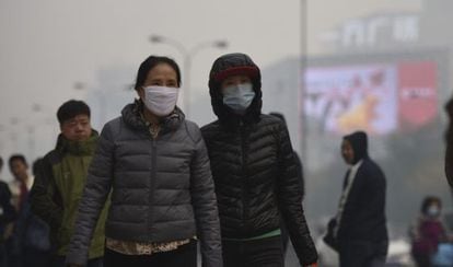 Chineses com máscaras em Shenyang, no nordeste do país.