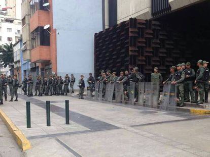 Forças de segurança em frente ao prédio da Procuradoria venezuelana.