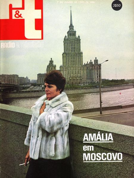 Capa de uma revista com a visita de Amália Rodrigues a Moscou, em 1969. 