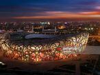 El Estadio Nacional de Beijing, o Nido de Pájaro, fue el plato arquitectónico estrella de los Juegos Olímpicos de 2008. Acogió las ceremonias de inauguración y clausura, las pruebas de atletismo, la final del torneo de fútbol, y los Juegos Paralímpicos de ese año. Su espectacular entramado de mallas metálicas entrelazadas entre sí, diseñado por los suizos Jacques Herzog y Pierre de Meuron, se convirtió en centro de atención de visitantes, cámaras y flashes de todo el planeta. La cara b del proyecto habla de su enorme coste y de su poco uso desde entonces. En 2012, un titular de The Guardian lo describía como “monumento vacío de la magnificencia de China”.