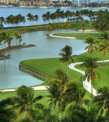 Um lago do campo de golfe da ilha.