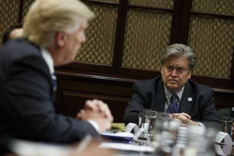 Steve Bannon com Donald Trump na Casa Branca em 31 de janeiro.