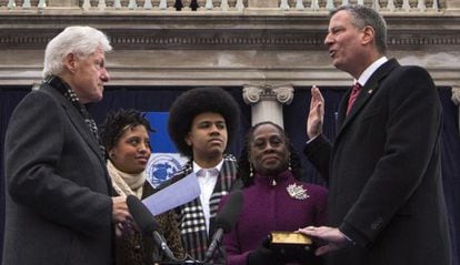 De Blasio faz juramento como prefeito de Nova York em frente a Bill Clinton.