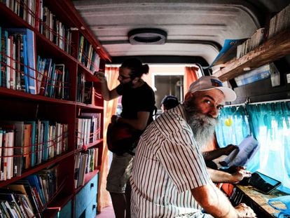 Ônibus-biblioteca foram instalados em Atenas para que os milhares de refugiados possam ler.