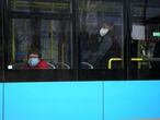 DVD 993 (23-03-20) Dos personas en el autobus con mascarillas, por el coronavirus, en Usera, Madrid.  Foto Samuel Sanchez