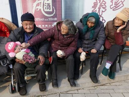 Foto de arquivo de vários idosos junto a um bebê na localidade de Jiaxing na província chinesa de Zhejiang