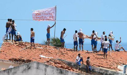 Detentos em cima do telhado do presídio de Alcaçuz, durante rebelião em 2017.