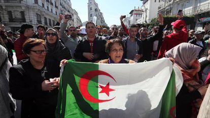 Manifestantes durante os protestos na sexta-feira contra Buteflika, em Argel.