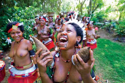 Mulheres das ilhas Trobriand com trajes tradicionais.
